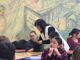 Docentes utilizando herramientas de inteligencia artificial para personalizar recursos pedagógicos inclusivos en el aula
