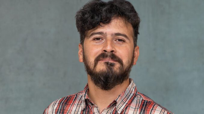 Una representación conceptual de un algoritmo médico analizando datos de pacientes con posibles sesgos sociales
