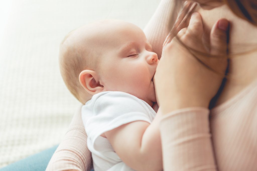 Madre amamantando a su bebé en un entorno de apoyo y cuidado emocional