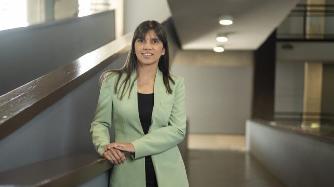 Madre amamantando a su bebé en un entorno de apoyo y cuidado emocional