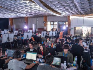 Estudiantes y profesionales participando en la hackatón NASA Space Apps Challenge en Chile