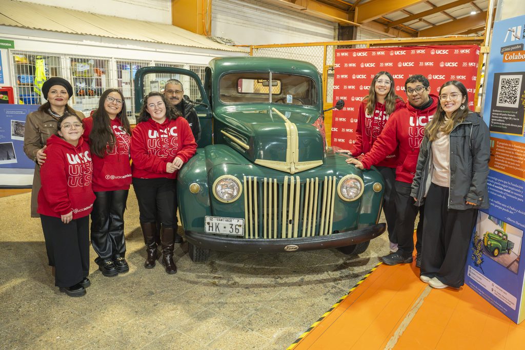 La emblemática camioneta verde de San Alberto Hurtado expuesta en la Universidad Católica de la Santísima Concepción