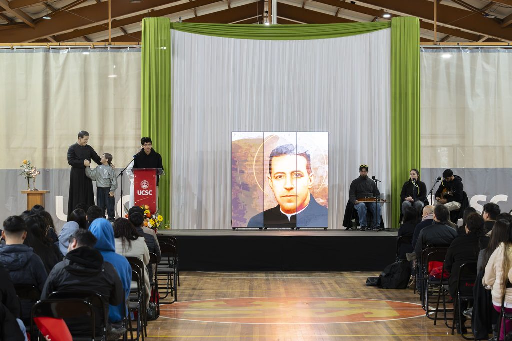 La emblemática camioneta verde de San Alberto Hurtado expuesta en la Universidad Católica de la Santísima Concepción