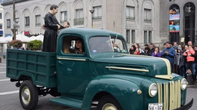 Camioneta verde de San Alberto Hurtado exhibida como símbolo de solidaridad en Concepción