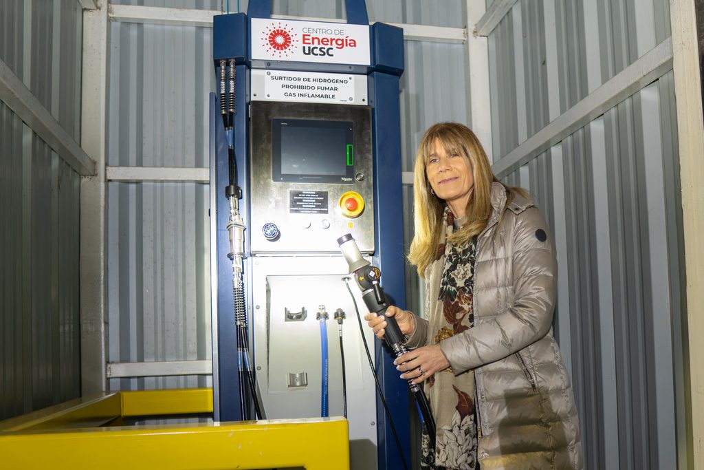 Ministra de Energía visitando los laboratorios y planta de hidrógeno verde del Centro de Energía de la Universidad Católica de la Santísima Concepción