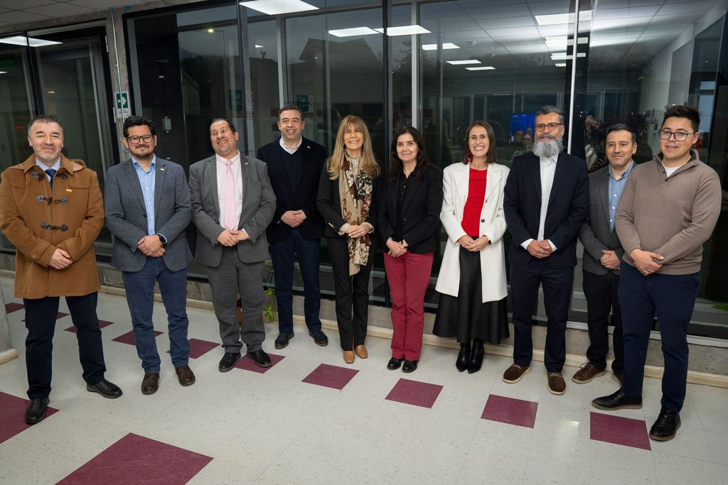 Ministra de Energía visitando los laboratorios y planta de hidrógeno verde del Centro de Energía de la Universidad Católica de la Santísima Concepción