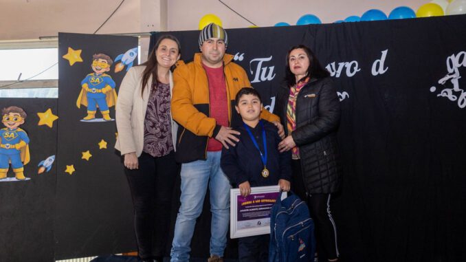 Agustín Arriagada, niño de Contulmo premiado por mejorar su asistencia escolar y viajar a la NASA