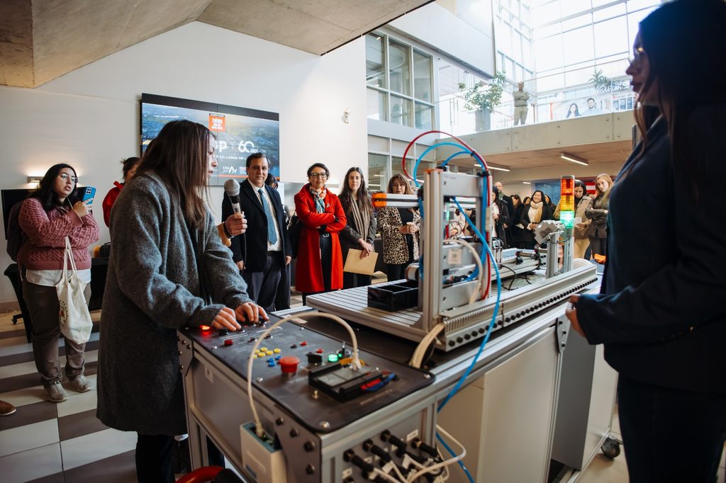 Mujeres emprendedoras participando en la iniciativa Premio InspiraTEC de tecnología y ciencia
