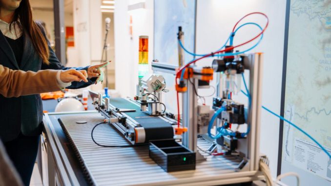 Mujeres emprendedoras participando en la iniciativa Premio InspiraTEC de tecnología y ciencia