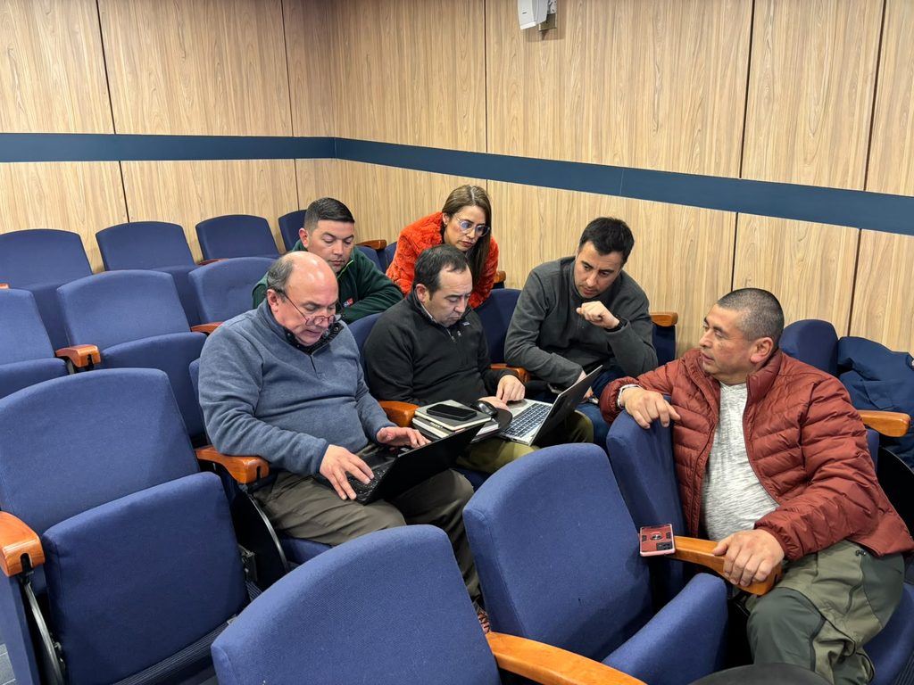 Funcionarios del SAG Biobío participando en la capacitación y simulacro contra la plaga forestal Lymantria dispar