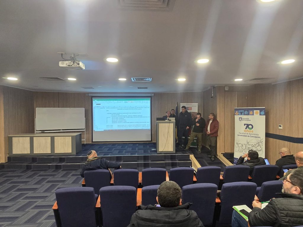 Funcionarios del SAG Biobío participando en la capacitación y simulacro contra la plaga forestal Lymantria dispar
