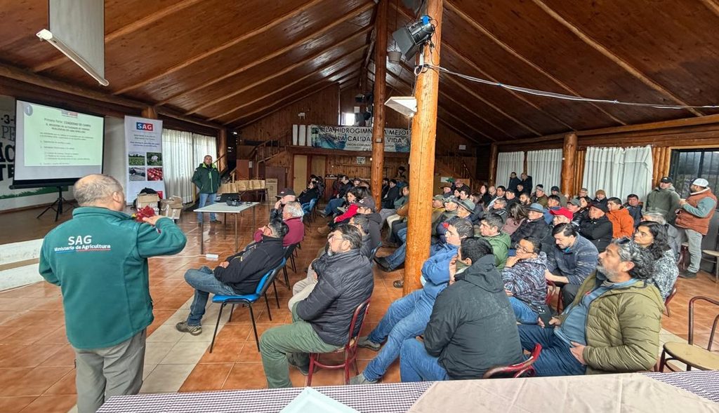 Productores agrícolas participando en charla informativa del SAG sobre nueva normativa de semilla de papa