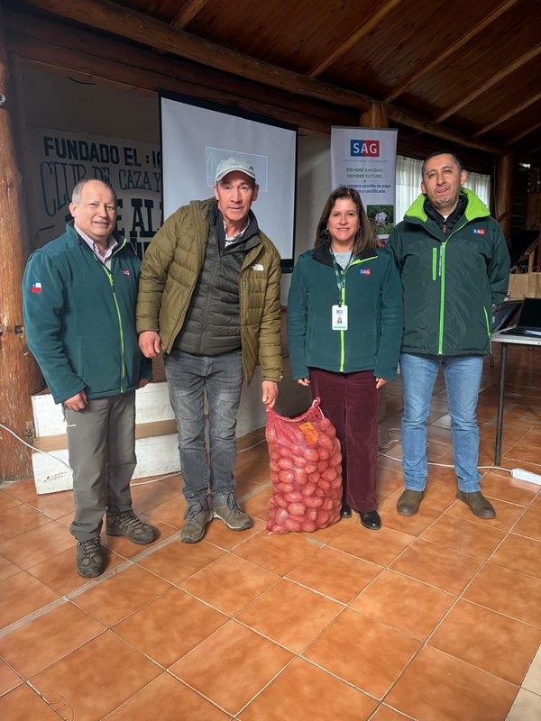 Productores agrícolas participando en charla informativa del SAG sobre nueva normativa de semilla de papa