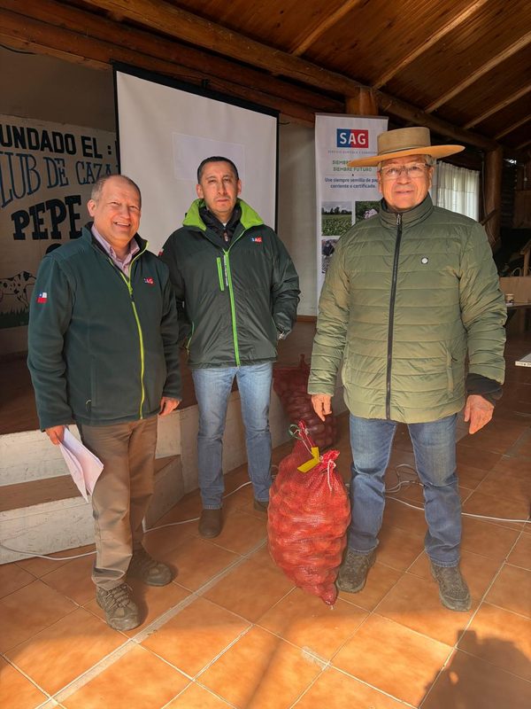Productores agrícolas participando en charla informativa del SAG sobre nueva normativa de semilla de papa