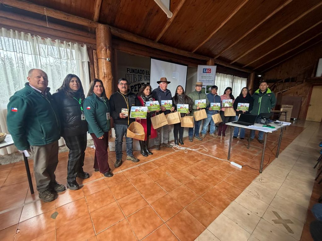 Productores agrícolas participando en charla informativa del SAG sobre nueva normativa de semilla de papa