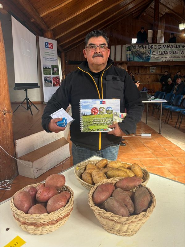 Productores agrícolas participando en charla informativa del SAG sobre nueva normativa de semilla de papa