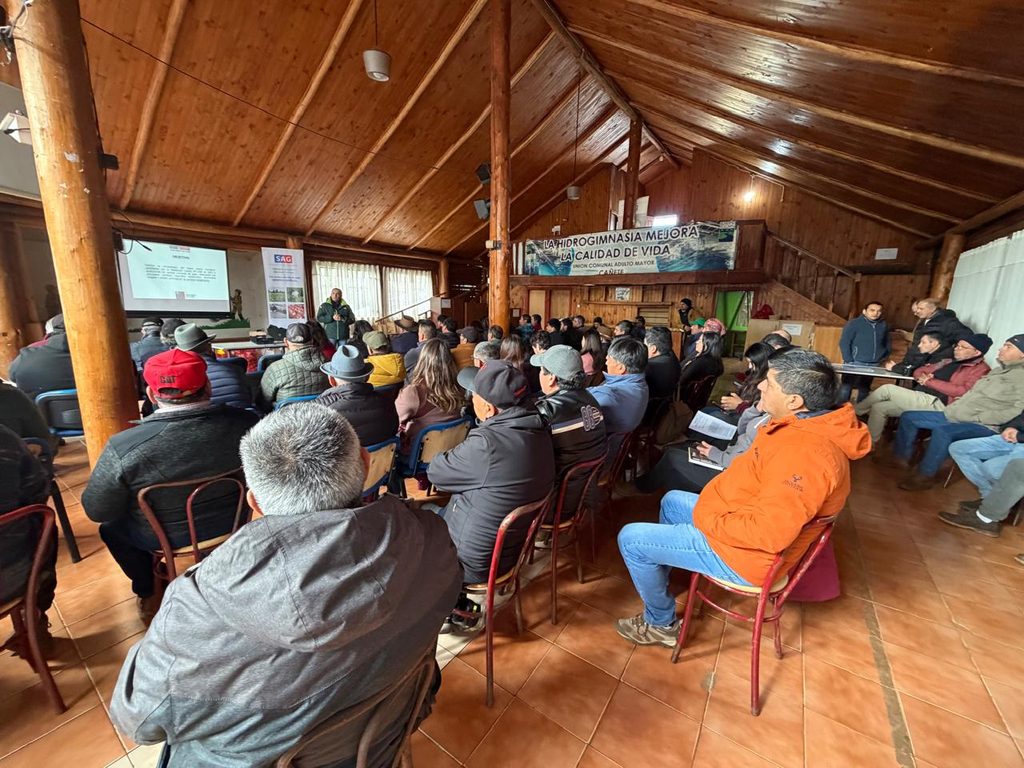 Productores agrícolas participando en charla informativa del SAG sobre nueva normativa de semilla de papa