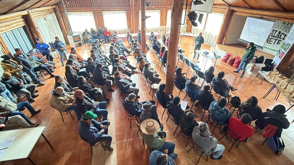 Productores agrícolas participando en charla informativa del SAG sobre nueva normativa de semilla de papa