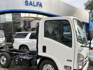 Camiones y vehículos electrificados de Chevrolet exhibidos en una sucursal de Salfa en la región del Biobío