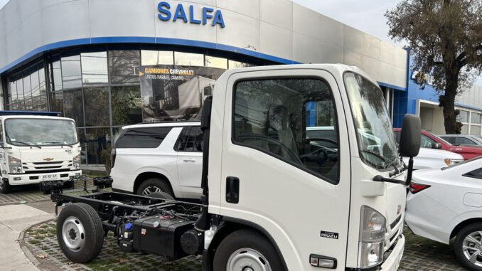 Camiones y vehículos electrificados de Chevrolet exhibidos en una sucursal de Salfa en la región del Biobío
