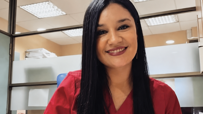 Bebé siendo amamantado por su madre en un entorno cálido y seguro