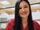 Bebé siendo amamantado por su madre en un entorno cálido y seguro