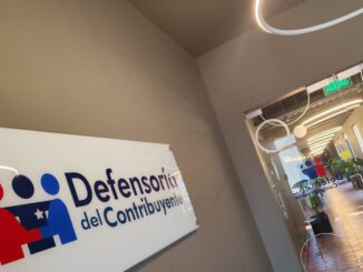 Contribuyente revisando información digital de avalúos en el sitio web del Servicio de Impuestos Internos