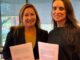 Ejecutivas de Turbus y DKMS sellando el acuerdo de colaboración para promover la donación de células madre en Chile