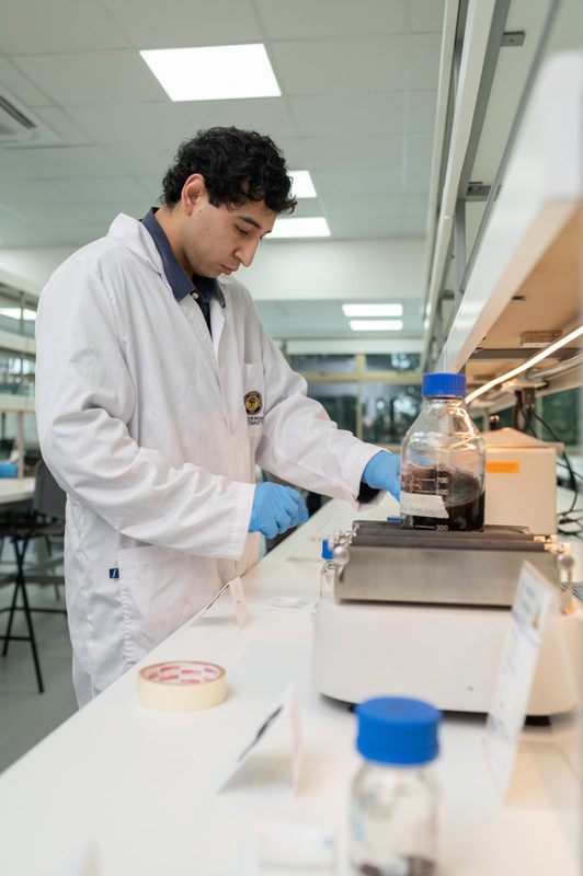 Nuevos laboratorios de investigación científica en el campus Las Tres Pascualas de la Universidad San Sebastián en Concepción.