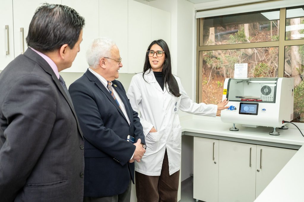 Nuevos laboratorios de investigación científica en el campus Las Tres Pascualas de la Universidad San Sebastián en Concepción.