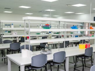 Nuevos laboratorios de investigación científica en el campus Las Tres Pascualas de la Universidad San Sebastián en Concepción.