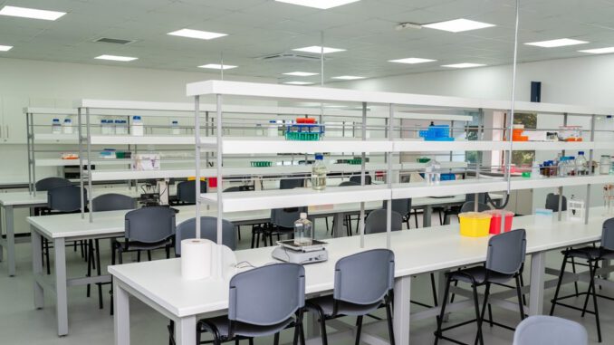 Nuevos laboratorios de investigación científica en el campus Las Tres Pascualas de la Universidad San Sebastián en Concepción.