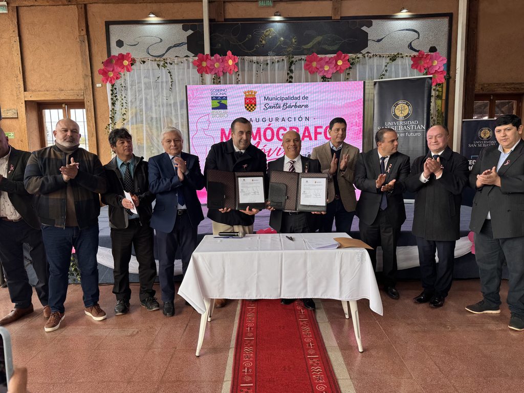 Firma de convenio entre representantes de la Universidad San Sebastián y autoridades de la Municipalidad de Santa Bárbara