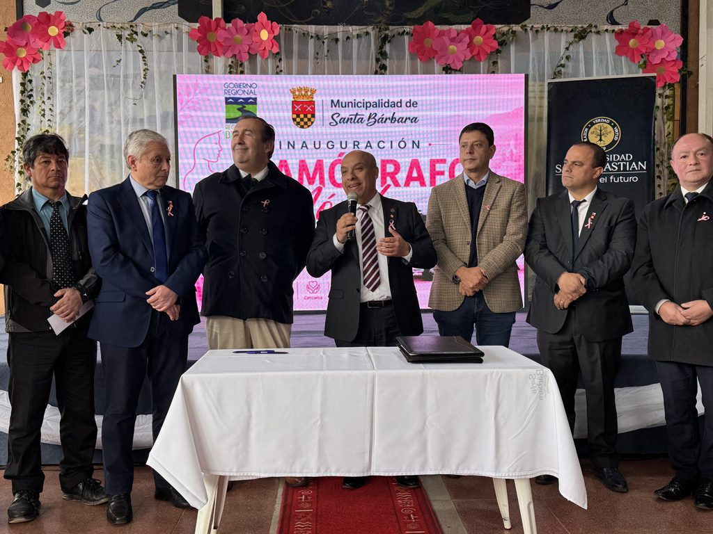 Firma de convenio entre representantes de la Universidad San Sebastián y autoridades de la Municipalidad de Santa Bárbara