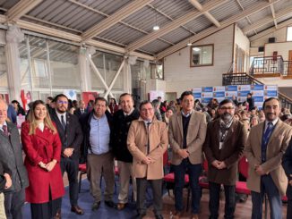 Firma de convenio entre representantes de la Universidad San Sebastián y autoridades de la Municipalidad de Santa Bárbara