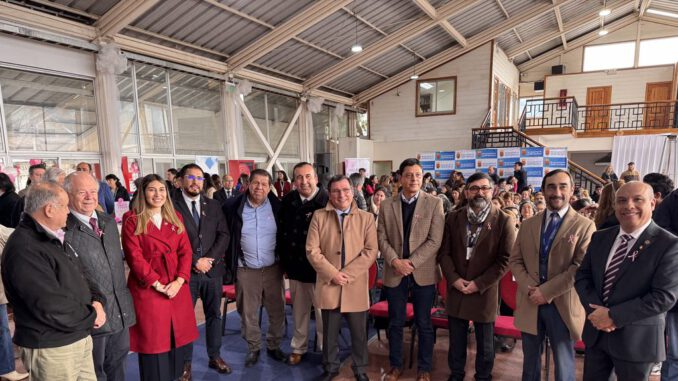 Firma de convenio entre representantes de la Universidad San Sebastián y autoridades de la Municipalidad de Santa Bárbara