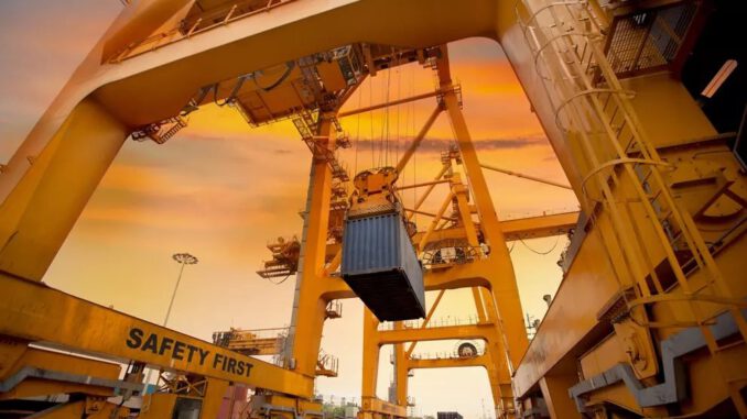 Puertos y polos industriales en las regiones de Valparaíso y Biobío como ejes del comercio exterior chileno
