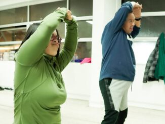 Grupo de personas con síndrome de Down participando en un taller de danza inclusiva en Concepción