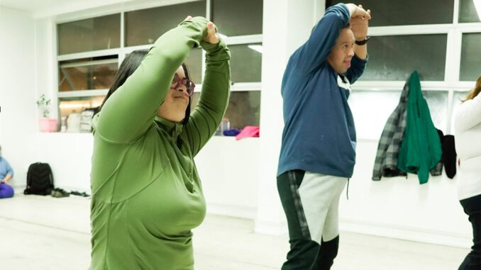 Grupo de personas con síndrome de Down participando en un taller de danza inclusiva en Concepción