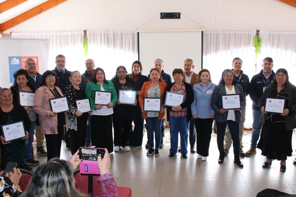 Pescadores artesanales recibiendo diplomas y herramientas en ceremonia de certificación del programa Indespa en la región del Biobío