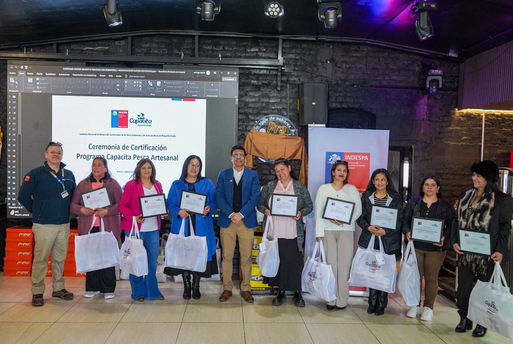 Pescadores artesanales recibiendo diplomas y herramientas en ceremonia de certificación del programa Indespa en la región del Biobío