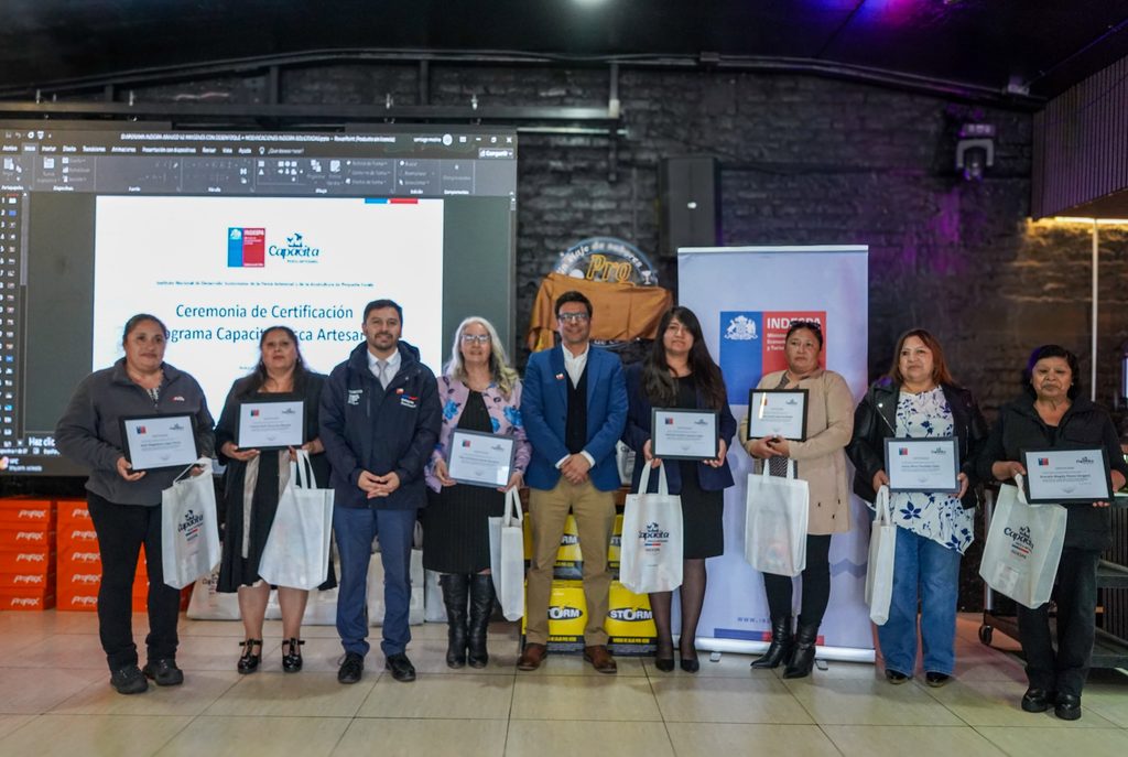 Pescadores artesanales recibiendo diplomas y herramientas en ceremonia de certificación del programa Indespa en la región del Biobío