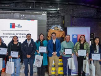 Pescadores artesanales recibiendo diplomas y herramientas en ceremonia de certificación del programa Indespa en la región del Biobío