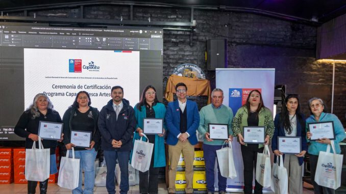 Pescadores artesanales recibiendo diplomas y herramientas en ceremonia de certificación del programa Indespa en la región del Biobío