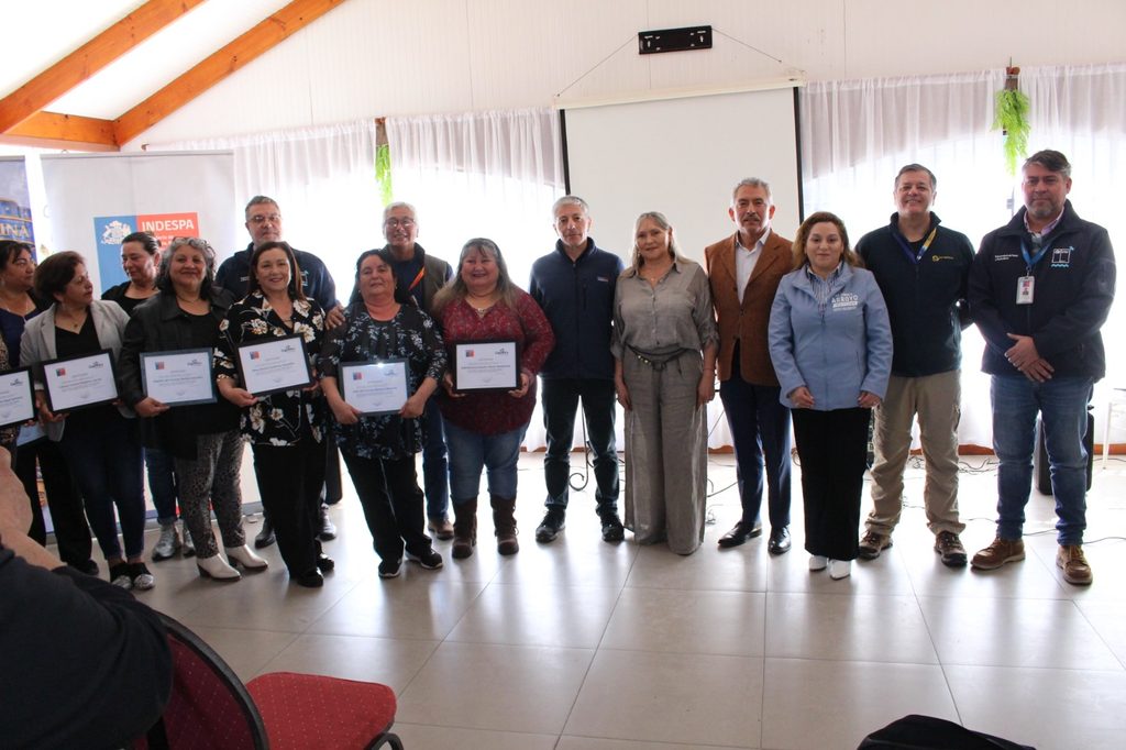 Pescadores artesanales recibiendo diplomas y herramientas en ceremonia de certificación del programa Indespa en la región del Biobío