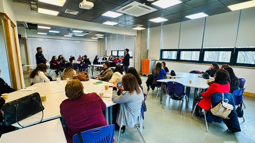 Ceremonia de graduación de la Academia de Mujeres Empresarias en el Biobío con emprendedoras locales y autoridades