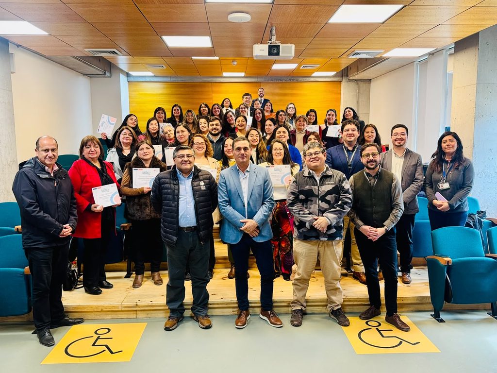 Ceremonia de graduación de la Academia de Mujeres Empresarias en el Biobío con emprendedoras locales y autoridades
