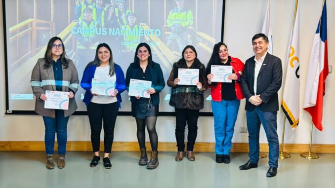 Ceremonia de graduación de la Academia de Mujeres Empresarias en el Biobío con emprendedoras locales y autoridades