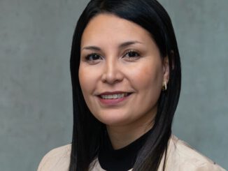 Persona donando sangre de forma altruista en un centro asistencial durante septiembre