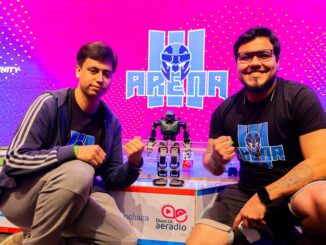 Estudiantes participando en competencias de robótica y tecnología en el evento Arena IV en Concepción.